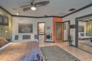 Postel nebo postele na pokoji v ubytování Luxury Apartment Walk to Bus and 1 Mi to Downtown!