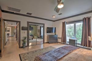 TV a/nebo společenská místnost v ubytování Luxury Apartment Walk to Bus and 1 Mi to Downtown!