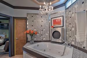 Koupelna v ubytování Luxury Apartment Walk to Bus and 1 Mi to Downtown! + 18 fotografií