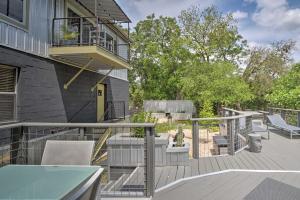 Balkón nebo terasa v ubytování Luxury Apartment Walk to Bus and 1 Mi to Downtown!