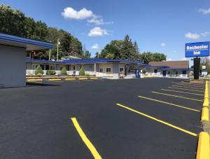 un aparcamiento vacío frente a un edificio en Rochester Inn, en Rochester