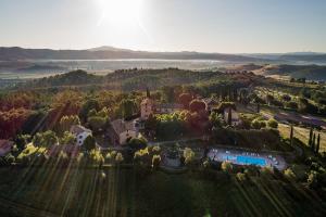 an aerial view of a estate with a house at Poggiovalle Tenuta Italiana in Città della Pieve