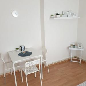 einen weißen Tisch und Stühle in einem Zimmer in der Unterkunft Apartment Krefeld City in Krefeld