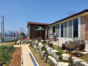 Gallery image of Yonghyun's house in Wando