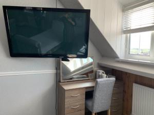 A television and/or entertainment center at Grosvenor Hotel 