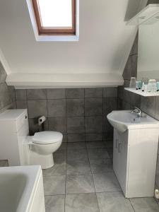 A bathroom at Grosvenor Hotel 