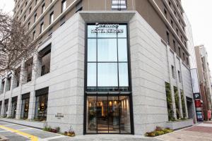 名古屋Hotel Keihan Nagoya的街道上设有大窗户的建筑