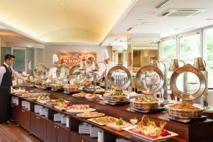 una línea de buffet de comida en un restaurante en Kijima Kogen Hotel, en Beppu