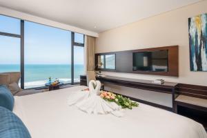 Uma televisão e/ou sistema de entretenimento em Minh Toan SAFI Ocean Hotel