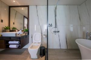 Uma casa de banho em Minh Toan SAFI Ocean Hotel