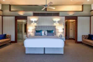 Postelja oz. postelje v sobi nastanitve Yacht Club Villas on Hamilton Island by HIHA