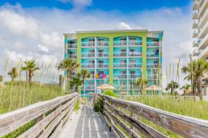 un hotel sulla spiaggia con una passerella e un edificio di Holiday Inn Express Orange Beach - On The Beach, an IHG Hotel a Orange Beach