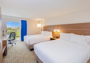 Postel nebo postele na pokoji v ubytování Holiday Inn Express Orange Beach - On The Beach by IHG + 37 fotografií