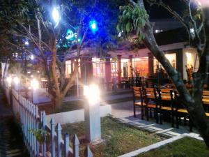 Semec Hotel Nghi Son في Tĩnh Gia: حاجز فيه اضاءة امام مطعم بالليل