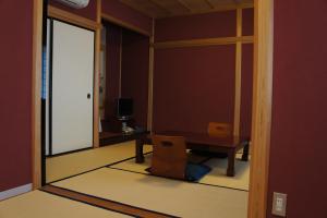 a mirror reflection of a room with a table and a desk at Sumiyoshiya in Kanazawa