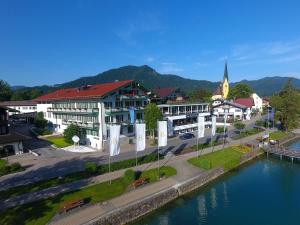 una ciudad junto a un río con una iglesia en Hotel Bachmair am See, en Rottach-Egern