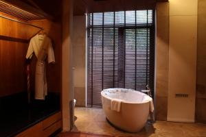 Bagno di Taj Damdama Lake Resort & Spa, Gurugram