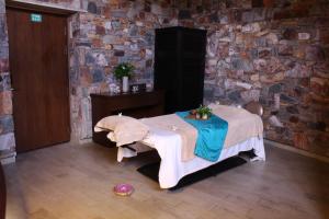 Letto o letti in una camera di Taj Damdama Lake Resort & Spa, Gurugram