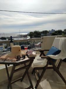 - Balcón con vistas, mesa y silla en Blue Diamand, en Mégara
