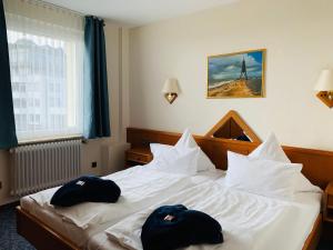Un pat sau paturi într-o cameră la Seehotel Neue Liebe