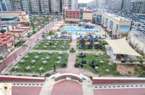 eine Luftansicht eines Einkaufszentrums in einer Stadt in der Unterkunft Rehana Plaza Hotel in Kairo