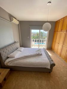 Postel nebo postele na pokoji v ubytování Acropolis Villa 8