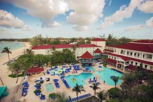 una vista aerea di un resort con piscina e spiaggia di Breezes Resort & Spa All Inclusive, Bahamas a Nassau