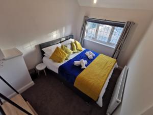 Un dormitorio con una cama con dos ositos de peluche. en i Amazing 5 Beds Sleeps 5 Workers Or Families by Your Night Inn Group en Wolverhampton