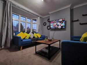 TV at/o entertainment center sa i Amazing 5 Beds Sleeps 5 Workers Or Families by Your Night Inn Group