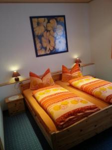 オーバーホーフにあるHaus Hinzbergのベッド2台が隣同士に設置された部屋です。