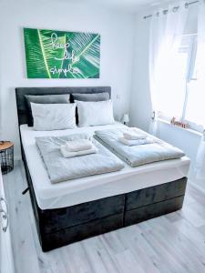ein Schlafzimmer mit einem großen Bett mit weißer Bettwäsche in der Unterkunft Apartmani Eden Vodice in Vodice
