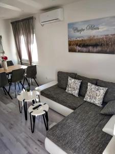 ein Wohnzimmer mit einem Sofa und einem Tisch in der Unterkunft Apartmani Eden Vodice in Vodice