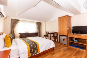 Giường trong phòng chung tại Hoa De Nhat Hotel- Sân Bay Tân Sơn Nhất