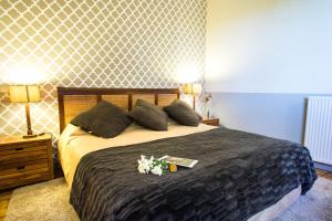 a bedroom with a large bed with two pillows at Hotel Cardamomo Sigüenza in Carabias