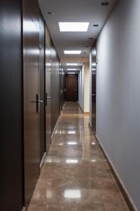 un couloir d'ascenseurs dans un bâtiment avec portes métalliques dans l'établissement HOTEL ALCAZAR, à Mula
