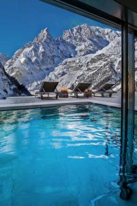 a large pool of water with a mountain at Auberge De La Maison in Courmayeur