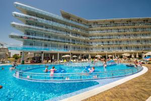 Het zwembad bij of vlak bij Aqua Nevis Hotel & Aqua Park - All Inclusive