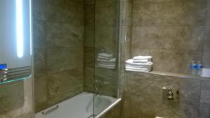 uma casa de banho com um chuveiro e uma porta de vidro em Best Western The Rose & Crown Hotel em Colchester