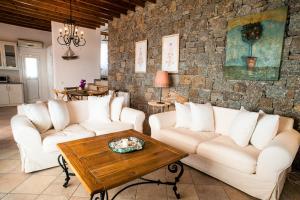 Uma área de estar em Aeri Villas & Apartments