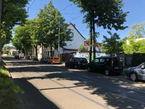 eine Straße mit am Straßenrand geparkt in der Unterkunft Bigus in Berlin