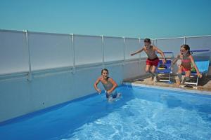 Bazén v ubytování Amadei Hotel Figaro & Apartments nebo v jeho okolí