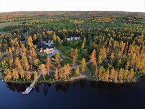 una vista aerea di una casa su un'isola in acqua di Saija Lodge a Jokijärvi