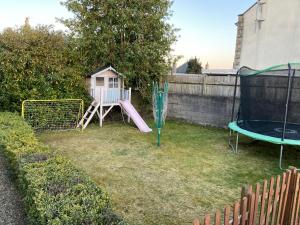 Herní místnost nebo prostor pro děti v ubytování Ivy Cottage-Serviced accommodation