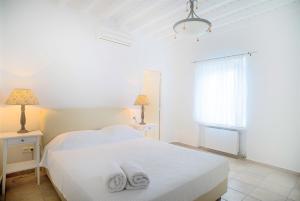 Cama ou camas em um quarto em Aeri Villas & Apartments