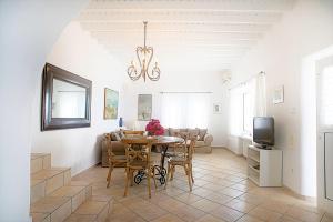 Uma TV ou centro de entretenimento em Aeri Villas & Apartments