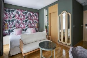a living room with a couch and a mirror at Vincci Selección Posada del Patio in Málaga