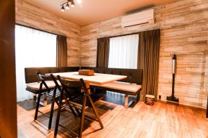 Funabashi-honchou 4choume kodate #MF1 في فوناباشي: غرفة طعام مع طاولة وكراسي