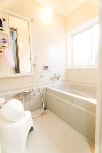 a bathroom with a tub and a toilet and a sink at Funabashi-honchou 4choume kodate #MF1 in Funabashi