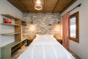 Ένα ή περισσότερα κρεβάτια σε δωμάτιο στο Farmhouse Karaiskos