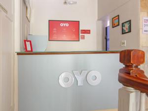 un signe omo sur un mur dans une salle d'hôpital dans l'établissement OYO Hotel Castro Alves, São Paulo, à São Paulo